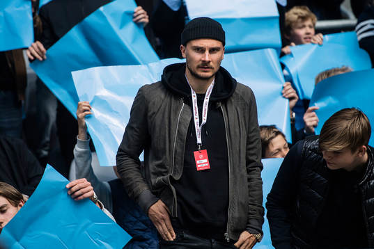 Djurgårdens Erik Berg på läktaren