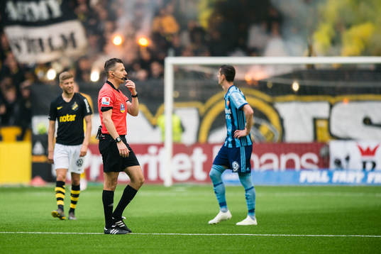 Domare Bojan Pandzic avbryter matchen tillfälligt