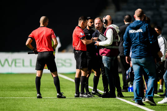 Domare Bojan Pandzic avbryter matchen tillfälligt