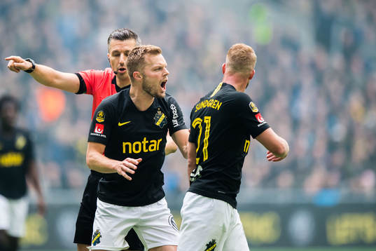 s Sebastian Larsson tillrättavisar Daniel Sundgren