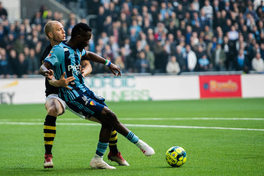 s Per Karlsson och Djurgårdens Mohamed Buya Turay