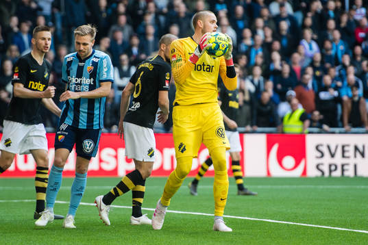 s målvakt Oscar Linnér räddar