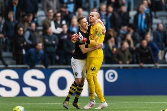 s Karol Mets och målvakt Oscar Linnér jublar vid