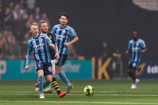 s Sebastian Larsson mot Djurgårdens Elliot Käck och