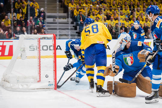 Anton Lander of Sweden scores 0-1