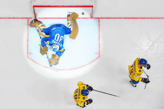 Elias Lindholm and Patric Hörnqvist celebrate the 0-2 goal