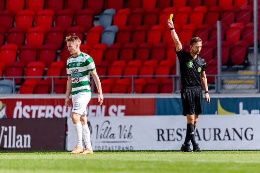Västerås Emil Skogh tilldelas gult kort av domare Fredrik