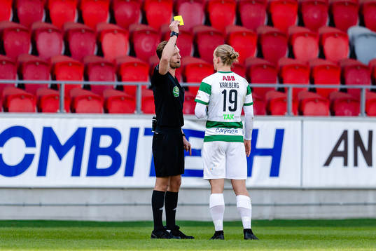 Västerås Douglas Karlberg tilldelas gult kort