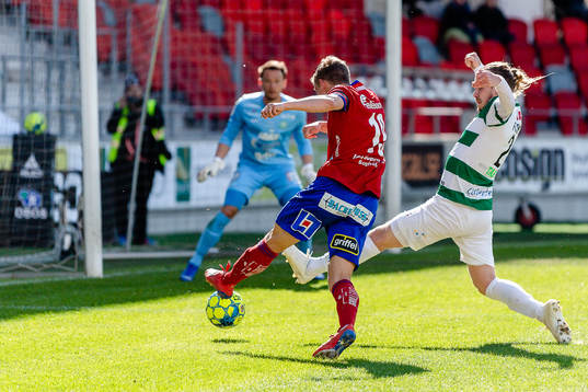 Östers Anton Andreasson skjuter mot mål