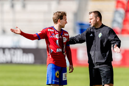 Östers Oliver Silverholt med trasig tröja