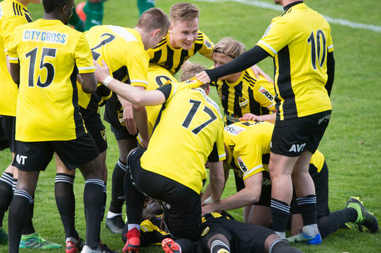 IFK Hässleholms Mike Andrew har gjort 1-0  i matchen i