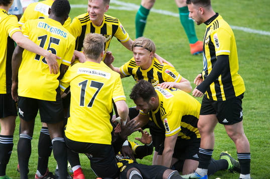 IFK Hässleholms Mike Andrew har gjort 1-0  i matchen i