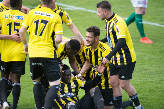 IFK Hässleholms Mike Andrew har gjort 1-0 och grattas i