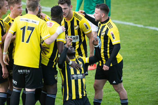 IFK Hässleholms Mike Andrew har gjort 1-0 i matchen i