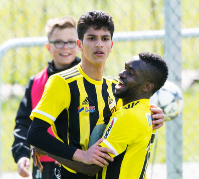 IFK Hässleholms Mustafa Owaid har gjort mål och grattas