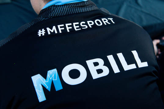 Närbild på hoodie för Malmö FF e-sport utanför shopen