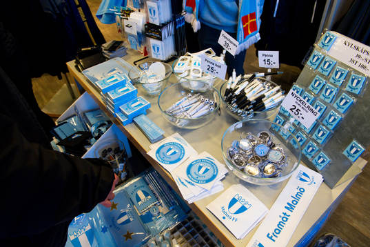 Souvenirer med Malmö FFs logotype till salu i shopen