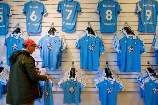 Matchtröjor till salu i shopen