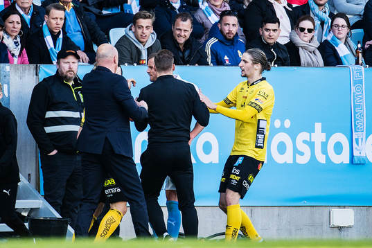 Malmö FFs Eric Larsson och Jonathan Levi i dispyt som
