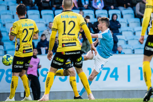 Malmö FFs Markus Rosenberg skjuter