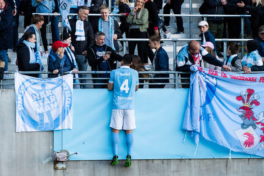 Malmö FFs Behrang Safari tar en selfie med supportrar