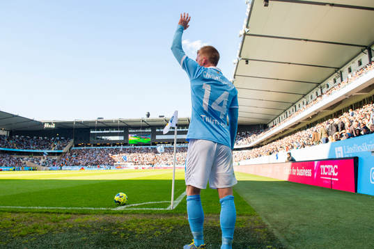 Malmö FFs Anders Christiansen lägger en hörna