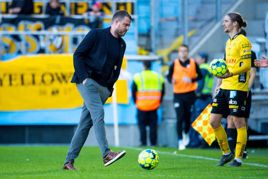 Elfsborgs tränare Jimmy Thelin hämtar en boll på planen