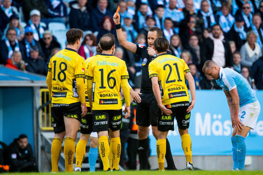 Domare Victor Wolf ger Elfsborgs Simon Olsson rött kort