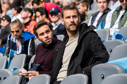 Johan Elmander och Andreas Isaksson på läktaren