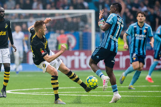 s Karol Mets och Djurgårdens Mohamed Buya Turay