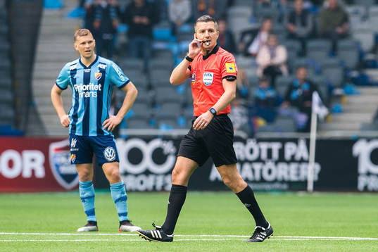 Domare Bojan Pandzic avbryter matchen tillfälligt