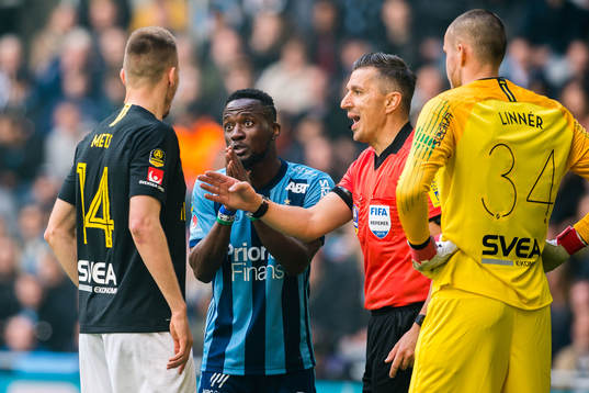 s Karol Mets och Djurgårdens Mohamed Buya Turay