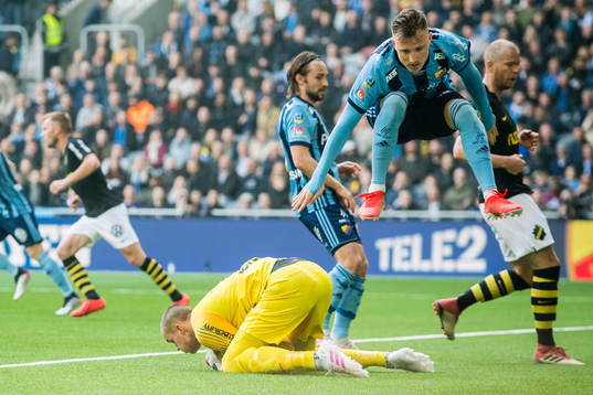 s målvakt Oscar Linnér räddar skott framför