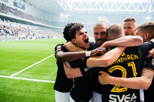 s Tarik Elyounoussi jublar