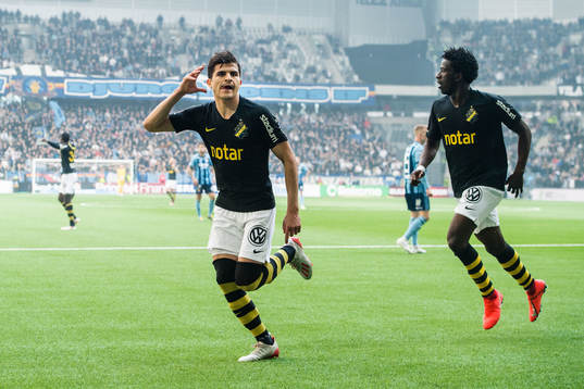 s Tarik Elyounoussi och Jack Lahne jublar