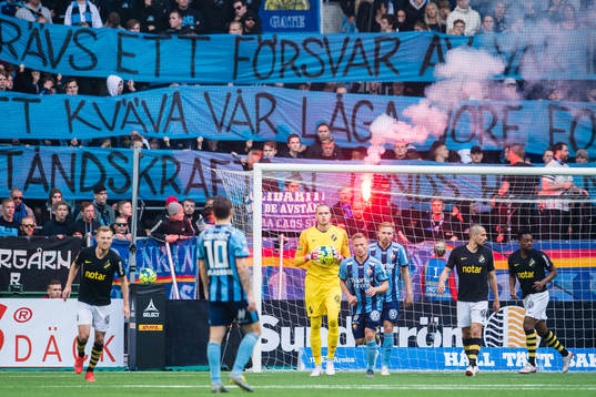 s målvakt Oscar Linnér räddar framför Djurgårdens klack
