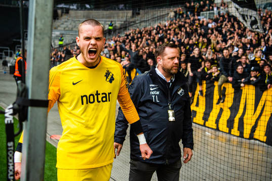 s målvakt Oscar Linnér jublar