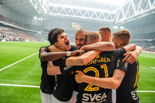 s spelare jublar med Tarik Elyounoussi