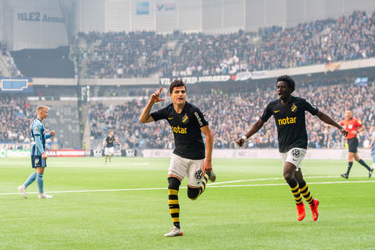 s Tarik Elyounoussi och Jack Lahne jublar