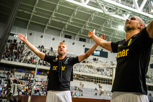 s Daniel Sundgren och Panajotis Dimitriadis jublar