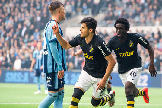 s Tarik Elyounoussi och Jack Lahne jublar