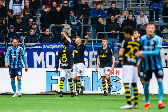 s Enoch Kofi Adu, Karol Mets och Rasmus Lindkvist jublar