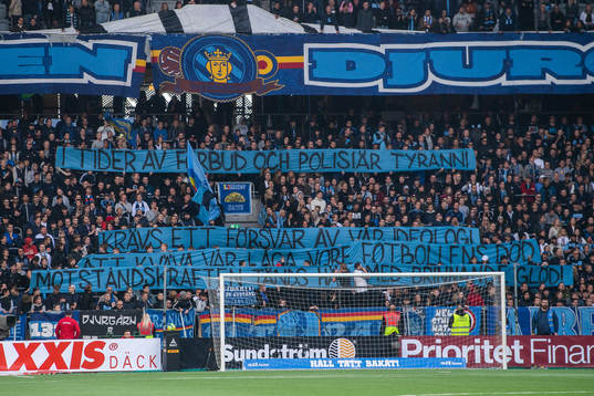 Djurgårdens supportrar med en banderoll