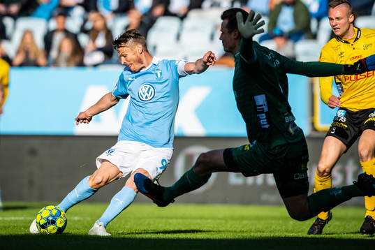 Malmö FFs Markus Rosenberg skjuter och Elfsborgs målvakt