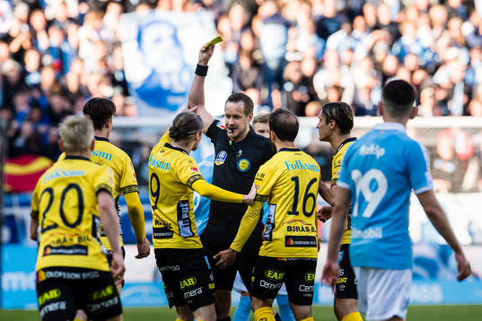 Elfsborgs Simon Olsson blir utvisad