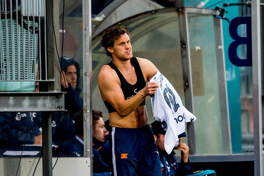 Tommy Høiland of Viking prepares to come