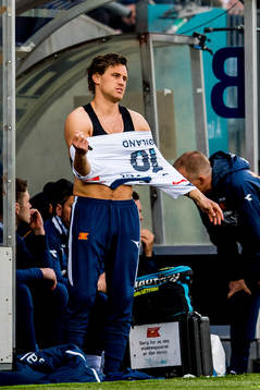 Tommy Høiland of Viking prepares to come