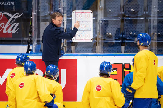 Assistant coach Johan Garpenlöv of Sweden at a practice