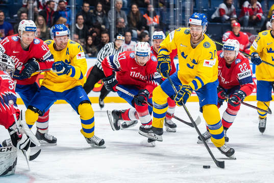 Alexander Wennberg of Sweden scores the 0-1 goal