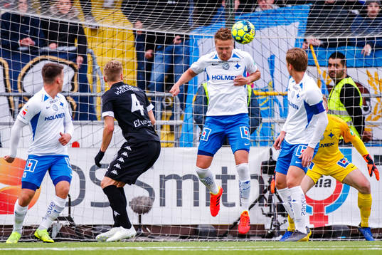 IFK Göteborgs Rasmus Wikström försvarar